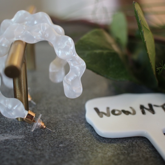 New Baublebar White resin large chic hoop earrings - Picture 4 of 7